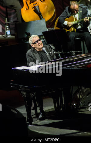 Lugano Schweiz. 27. Mai 2018. Der italienische Sänger und Songwriter Paolo Conte mit Orchester führt live auf der Bühne am Lac Theater. Credit: Rodolfo Sassano/Alamy leben Nachrichten Stockfoto