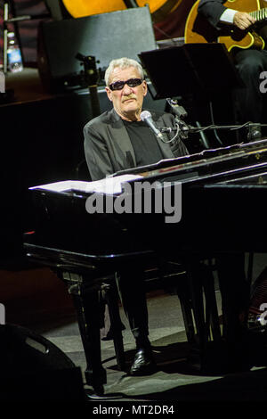 Lugano Schweiz. 27. Mai 2018. Der italienische Sänger und Songwriter Paolo Conte mit Orchester führt live auf der Bühne am Lac Theater. Credit: Rodolfo Sassano/Alamy leben Nachrichten Stockfoto