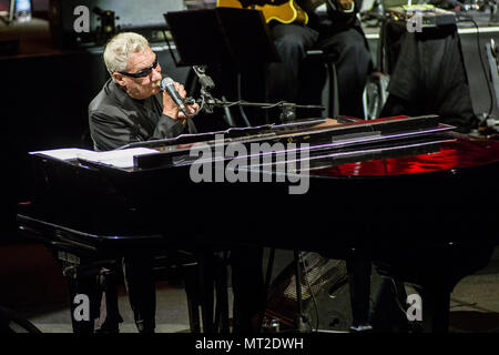 Lugano Schweiz. 27. Mai 2018. Der italienische Sänger und Songwriter Paolo Conte mit Orchester führt live auf der Bühne am Lac Theater. Credit: Rodolfo Sassano/Alamy leben Nachrichten Stockfoto