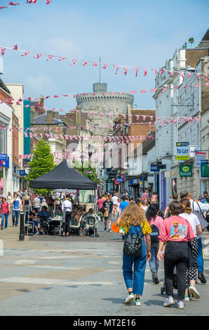 Ein Blick hinauf auf der Suche Peascod Straße in Windsor, UK/ Stockfoto