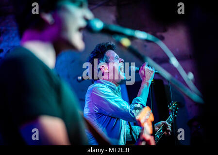 Glasgow, UK. 27. Mai, 2018. Amerikanische indie rock Pioniere Superchunk spielen in Stereo in Glasgow. Dies ist Ihr erster Besuch in Glasgow in 17 Jahren und ist der erste britische Datum auf der europäischen Tour Unterstützung der Veröffentlichung ihres letzten Albums "Was für eine Zeit lebendig werden". Stockfoto