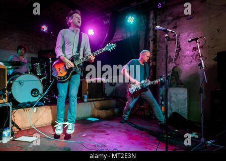 Glasgow, UK. 27. Mai, 2018. Amerikanische indie rock Pioniere Superchunk spielen in Stereo in Glasgow. Dies ist Ihr erster Besuch in Glasgow in 17 Jahren und ist der erste britische Datum auf der europäischen Tour Unterstützung der Veröffentlichung ihres letzten Albums "Was für eine Zeit lebendig werden". Stockfoto