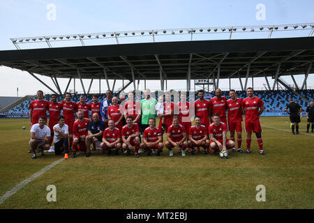 Manchester, Großbritannien. 28. Mai 2018. Prominente vorbereiten zu gehen Kopf an Kopf für "Wir lieben Manchester all-star Fußballspiel" bei Manchester City Academy, Geld für die Liebe, die von der Manchester Arena Attacke betroffen unterstützt zu erhöhen. Die Emergency Services Team, zu dem auch Polizei, Feuerwehr und Krankenwagen Crews wird gegen einen Jet2 Ferien TV Allstars Seite von Spielern aus Coronation Street, Hollyoaks und Emmerdale zugunsten der "Wir lieben Manchester Emergency Fund", Manchester City Academy, Manchester, 27. Mai 2018 (C) Barbara Cook/Alamy Leben Nachrichten vertreten spielen Stockfoto