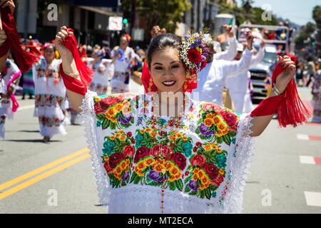 San Francisco, USA. 27. Mai 2018. Performer im Jahr 2018 Karneval Parade in San Francisco, Kalifornien Quelle: Tim Fleming/Alamy leben Nachrichten Stockfoto