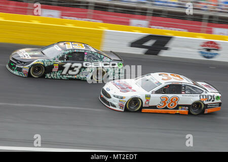 Concord, NC, USA. 27. Mai, 2018. Monster Energy NASCAR Cup Series David Ragan (38) und Ty Dillon (13) Rennen für Position von wiederum vier während der Coca-cola 600 in Concord, NC. Jonathan Huff/CSM/Alamy leben Nachrichten Stockfoto