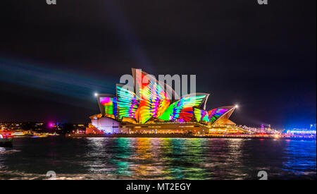 Kinetische digitul Skulpturen entworfen von australischen Künstler Jonathan Zawanda, projiziert ein die Segel der Sydney Opera House in Beleuchtung der Sailes bei Vivid 2018 Benelong Point, Sydney Cove, New South Wales, Australien Stockfoto