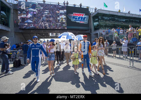 Indianapolis, Indiana, USA. 27. Mai, 2018. SCOTT DIXON (9) von Neuseeland und ED JONES (10) der Vereinigten Arabischen Emirate Spaziergänge Straße vor der grüne Flagge für die Indianapolis 500 auf dem Indianapolis Motor Speedway in Indianapolis, Indiana, Auszuspielen. Credit: Justin R. Noe Asp Inc/ASP/ZUMA Draht/Alamy leben Nachrichten Stockfoto