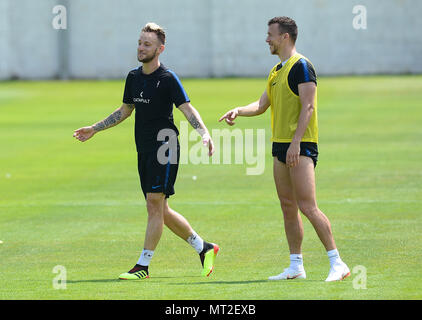 Rovinj, Kroatien. 27. Mai, 2018. Ivan Rakitic (L) und Ivan Perisic der kroatischen Nationalmannschaft an einer Schulung für die FIFA WM 2018 in Rovinj, Kroatien, am 27. Mai 2018. Quelle: Marko Dubravko/Xinhua/Alamy leben Nachrichten Stockfoto