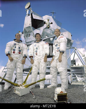 Houston, TX - 22. September 1969 - Portrait von der erstklassigen Besatzung der Apollo 12 lunar landing Mission. Sie sind von links nach rechts: Commander, Charles "Pete" Conrad Jr. Befehl Modul-Pilot, Richard F. Gordon Jr. und Lunar Module Pilot, Alan L.Bean. Die Apollo 12-Mission war die zweite Mondlandung Mission, in der die dritten und vierte amerikanische Astronauten auf dem Mond einen gesetzt Fuß. Diese Mission wurde durch die Mondfähre den Spitznamen "Intrepid" Landung innerhalb von ein paar hundert Yards eine Surveyor-Sonde, die auf den Mond im April 1967 auf einer Mapping-Mission als Vorstufe zu einer Landung geschickt wurde hervorgehoben. Stockfoto