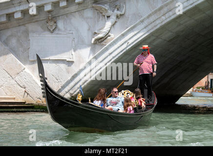 Die Leute, die eine Gondelfahrt auf dem Canal Grande (Canale Grande) in der Nähe der Rialtobrücke in Venedig, Italien von einem Wassertaxi in der Mitte des Canal Grande (Canal Grande) während der mittagsstunde am Sonntag, den 27. Mai 2018. Credit: Ron Sachs/CNP/MediaPunch Stockfoto