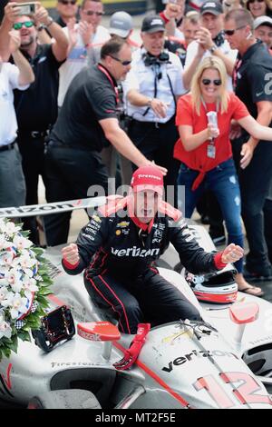 Indianapolis, Indiana, USA. 27. Mai, 2018. Wird die Stromversorgung (12) von Australien feiert in der Victory Lane nach dem Gewinn des Indy 500, in Indianapolis Motor Speedway. Quelle: Walter G. Arce/ASP/ZUMA Draht/Alamy leben Nachrichten Stockfoto