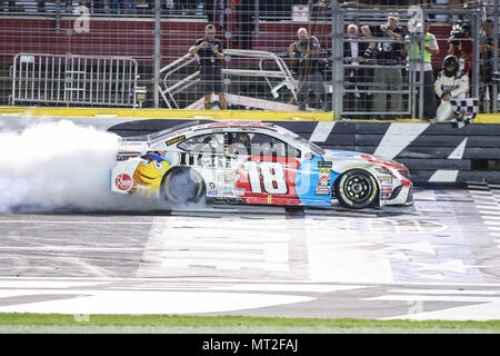 Concord, NC, USA. 27. Mai, 2018. Monster Energy NASCAR Cup Series Treiber Kyle Busch (18), gewinnt das Coca-Cola 600 in Concord, NC. Jonathan Huff/CSM/Alamy leben Nachrichten Stockfoto