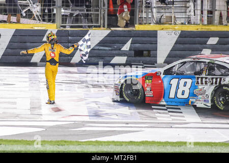 Concord, NC, USA. 27. Mai, 2018. Monster Energy NASCAR Cup Series Treiber Kyle Busch (18), feiert das Gewinnen der Coca-cola 600 in Concord, NC. Jonathan Huff/CSM/Alamy leben Nachrichten Stockfoto