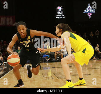 Las Vegas, Nevada, USA. 27. Mai, 2018. Lindsay Allen #15 der Las Vegas Asse übernimmt den Ball gegen die Seattle Storm in der Las Vegas Asse erste WNBA Home Game am 27. Mai 2018 im Mandalay Bay Events Center in Las Vegas, Nevada. Credit: Marcel Thomas/ZUMA Draht/Alamy leben Nachrichten Stockfoto