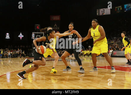 Las Vegas, Nevada, USA. 27. Mai, 2018. Lindsay Allen #15 der Las Vegas Asse übernimmt den Ball gegen die Seattle Storm in der Las Vegas Asse erste WNBA Home Game am 27. Mai 2018 im Mandalay Bay Events Center in Las Vegas, Nevada. Credit: Marcel Thomas/ZUMA Draht/Alamy leben Nachrichten Stockfoto