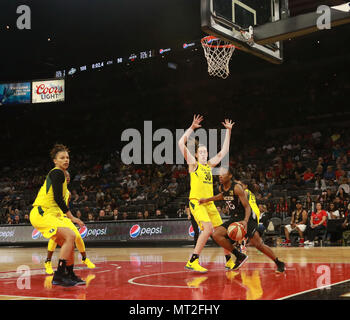 Las Vegas, Nevada, USA. 27. Mai, 2018. Lindsay Allen #15 der Las Vegas Asse Antriebe von Sue bird #10 der Seattle Storm in der Las Vegas Asse erste WNBA Home Game am 27. Mai 2018 im Mandalay Bay Events Center in Las Vegas, Nevada. Credit: Marcel Thomas/ZUMA Draht/Alamy leben Nachrichten Stockfoto