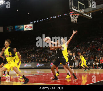 Las Vegas, Nevada, USA. 27. Mai, 2018. Lindsay Allen #15 der Las Vegas Asse Antriebe von Sue bird #10 der Seattle Storm in der Las Vegas Asse erste WNBA Home Game am 27. Mai 2018 im Mandalay Bay Events Center in Las Vegas, Nevada. Credit: Marcel Thomas/ZUMA Draht/Alamy leben Nachrichten Stockfoto