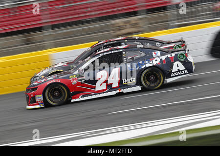 Concord, North Carolina, USA. 27. Mai, 2018. William Byron (24) Kämpfe um die Position während der Coca-Cola 600 bei Charlotte Motor Speedway in Concord, North Carolina. Quelle: Chris Owens Asp Inc/ASP/ZUMA Draht/Alamy leben Nachrichten Stockfoto