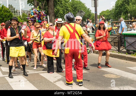 PARIS, Frankreich, 27. Mai 2018: Eine Gruppe von Schlagzeuger beleben die Straßen von Paris während einer schönen Frühlingstag: Simon kolton/Alamy leben Nachrichten Stockfoto