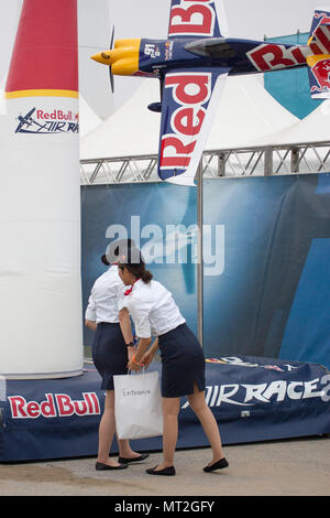 2018/05/26 Chiba, im 4. Jahr. Die 3. Runde des beliebten Red Bull Air Race World Championship 2018 in Chiba, Japan statt. Airrace Hostess (Fotos von Michael Steinebach/LBA) Stockfoto