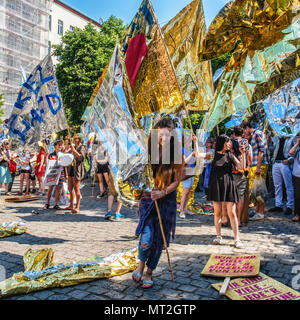 Deutschland, Berlin-Mitte, 27. Mai 2018. Glänzende Demonstration der "Vielen" gegen die bundesweiten Rechten AFD Demo am gleichen Tag. Demonstranten in Weinberg Park montiert gekleidet in glänzendem Kleid und glänzenden Banner & Fahnen die Demonstranten zogen vom Park aus durch die Mitte zum Brandenburger Tor gegen Rassismus, Antisemitismus, Faschismus und Nazismus zu protestieren. Die Vielen ist eine Vereinigung von Künstlern, Ensembles und Akteuren, die sich gegen Rechtsextremismus und für Demokratie und eine vielfältige Gesellschaft. Stand: Eden Breitz/Alamy leben Nachrichten Stockfoto