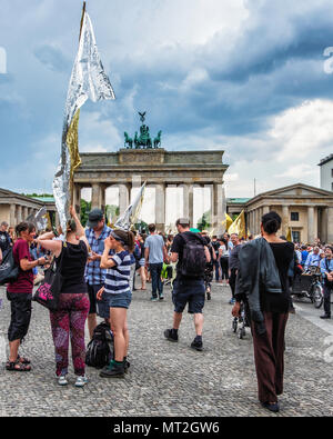 Deutschland, Berlin-Mitte, 27. Mai 2018. Glänzende Demonstration der "Vielen" gegen die bundesweiten Rechten AFD Demo am gleichen Tag. Demonstranten in Weinberg Park montiert gekleidet in glänzendem Kleid und glänzenden Banner & Fahnen die Demonstranten zogen vom Park aus durch die Mitte zum Brandenburger Tor gegen Rassismus, Antisemitismus, Faschismus und Nazismus zu protestieren. Die Vielen ist eine Vereinigung von Künstlern, Ensembles und Akteuren, die sich gegen Rechtsextremismus und für Demokratie und eine vielfältige Gesellschaft. Stand: Eden Breitz/Alamy leben Nachrichten Stockfoto