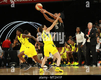 Las Vegas, Nevada, USA. 27. Mai, 2018. Lindsay Allen #15 der Las Vegas Asse übernimmt den Ball gegen die Seattle Storm in der Las Vegas Asse erste WNBA Home Game am 27. Mai 2018 im Mandalay Bay Events Center in Las Vegas, Nevada. Credit: Marcel Thomas/ZUMA Draht/Alamy leben Nachrichten Stockfoto