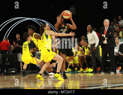 Las Vegas, Nevada, USA. 27. Mai, 2018. Lindsay Allen #15 der Las Vegas Asse übernimmt den Ball gegen die Seattle Storm in der Las Vegas Asse erste WNBA Home Game am 27. Mai 2018 im Mandalay Bay Events Center in Las Vegas, Nevada. Credit: Marcel Thomas/ZUMA Draht/Alamy leben Nachrichten Stockfoto