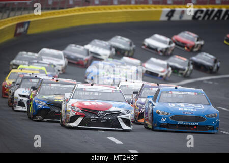 Concord, North Carolina, USA. 28 Mai, 2018. Kyle Busch (18) Rennen vorne Strecken während der Coca-Cola 600 bei Charlotte Motor Speedway in Concord, North Carolina. Credit: Stephen A. Arce/ASP/ZUMA Draht/Alamy leben Nachrichten Stockfoto