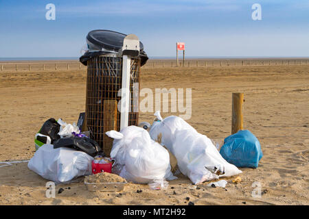 Strand war dreckig, Southport, Merseyside. 28. Mai 2018. Bank Holiday Nachtschwärmer verlassen Southport Strände mit Müll übersät, verworfen, Grillabende und leeren Bierdosen. Beauty Spots wurden im Wurf und Säcke mit Müll bedeckt waren aufgetürmte Neben überquellenden Mülleimer. Viele einfach ihren Müll hinter nach dem Grillen und Getränke in der freien Natur - Zwingt den lokalen clean up Squads in Aktion heute zu springen. Während einige versucht, indem sie ihren Abfall in der Nähe von einem Behälter zu löschen, die die Natur immer noch Schwärende verdorben durch Berge von Müll. Credit: cernan Elias/Alamy leben Nachrichten Stockfoto