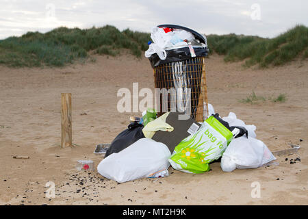 Strand war dreckig, Southport, Merseyside. 28. Mai 2018. Bank Holiday Nachtschwärmer verlassen Southport Strände mit Müll übersät, verworfen, Grillabende und leeren Bierdosen. Beauty Spots wurden im Wurf und Säcke mit Müll bedeckt waren aufgetürmte Neben überquellenden Mülleimer. Viele einfach ihren Müll hinter nach dem Grillen und Getränke in der freien Natur - Zwingt den lokalen clean up Squads in Aktion heute zu springen. Während einige versucht, indem sie ihren Abfall in der Nähe von einem Behälter zu löschen, die die Natur immer noch Schwärende verdorben durch Berge von Müll. Credit: cernan Elias/Alamy leben Nachrichten Stockfoto