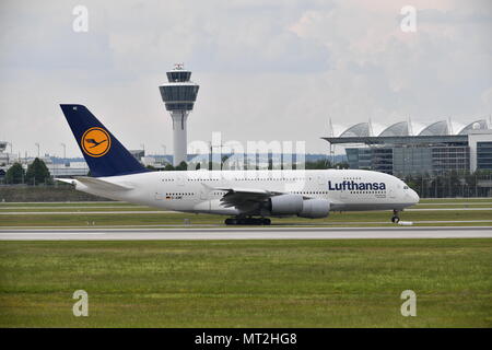 München, Deutschland. 23 Mai, 2018. D-AIME-Airbus A 380-841 Lufthansa Airbus A380-800 mit dem Namen Johannesburg nach der Landung auf der Landebahn, Fluggesellschaft, Fluggesellschaften, Flugzeug, Flugverkehr, fliegen. Luftfahrt. Franz Josef Strauss Flughafen München. Muenchen. | Verwendung der weltweiten Kredit: dpa/Alamy leben Nachrichten Stockfoto