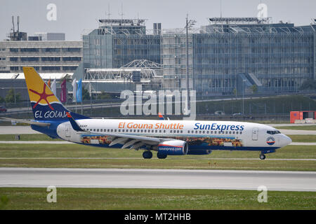 München, Deutschland. 26 Mai, 2018. Airline Sun Express El Gouna Shuttle, Flugzeug: Boeing 737-800 WLt auf der Landebahn, Ferienflieger. Flugzeug, Airline, Fluggesellschaft, Flyer, Flugverkehr, fliegen. Luftfahrt. Franz Josef Strauss Flughafen München. Muenchen. | Verwendung der weltweiten Kredit: dpa/Alamy leben Nachrichten Stockfoto