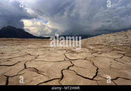 27. Mai 2018, Deutschland, Schwangau: Wolken über dem ausgetrockneten Forggensee. Deutschlands größte Reservoir kann derzeit nicht aufgestaut, wegen Wartungsarbeiten auf dem Damm. Foto: Karl-Josef Hildenbrand/dpa Stockfoto