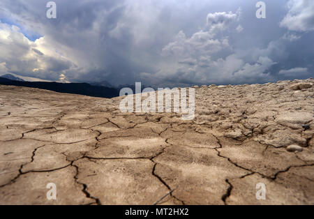 27. Mai 2018, Deutschland, Schwangau: Wolken über dem ausgetrockneten Forggensee. Deutschlands größte Reservoir kann derzeit nicht aufgestaut, wegen Wartungsarbeiten auf dem Damm. Foto: Karl-Josef Hildenbrand/dpa Stockfoto