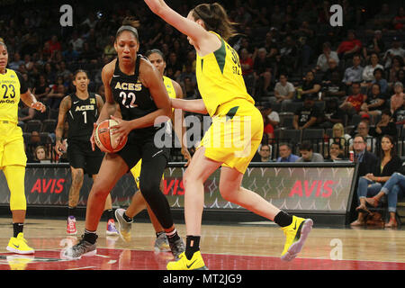 Las Vegas, Nevada, USA. 28 Mai, 2018. Aja Wilson #22 der Las Vegas Asse verteidigt ihre Position gegen die Seattle Storm in der Las Vegas Asse erste WNBA Home Game am 27. Mai 2018 im Mandalay Bay Events Center in Las Vegas, Nevada. Credit: Marcel Thomas/ZUMA Draht/Alamy leben Nachrichten Stockfoto