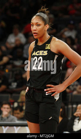 Las Vegas, Nevada, USA. 28 Mai, 2018. Aja Wilson #22 der Las Vegas Asse verteidigt ihre Position gegen die Seattle Storm in der Las Vegas Asse erste WNBA Home Game am 27. Mai 2018 im Mandalay Bay Events Center in Las Vegas, Nevada. Credit: Marcel Thomas/ZUMA Draht/Alamy leben Nachrichten Stockfoto