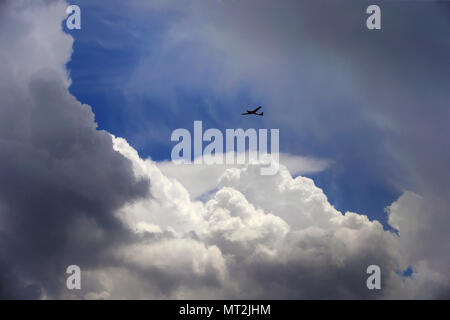 Schwangau, Deutschland. 27. Mai, 2018. 27. Mai 2018, Deutschland, Schwangau: ein Flugzeug Fliegen unter den Wolken. Foto: Karl-Josef Hildenbrand/dpa/Alamy leben Nachrichten Stockfoto