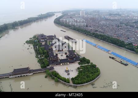 Yangzh, Yangzh, China. 26 Mai, 2018. Yangzhou, China-26.Mai 2018: Die zhenguo Tempel auf einer Insel in Beijing-Hangzhou Grand Canal in Yangzhou befindet, der ostchinesischen Provinz Jiangsu. Credit: SIPA Asien/ZUMA Draht/Alamy leben Nachrichten Stockfoto