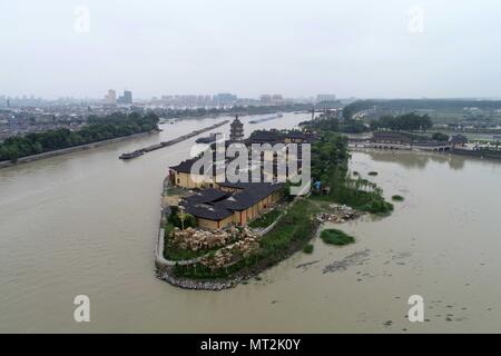 Yangzh, Yangzh, China. 26 Mai, 2018. Yangzhou, China-26.Mai 2018: Die zhenguo Tempel auf einer Insel in Beijing-Hangzhou Grand Canal in Yangzhou befindet, der ostchinesischen Provinz Jiangsu. Credit: SIPA Asien/ZUMA Draht/Alamy leben Nachrichten Stockfoto