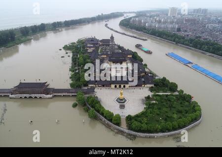 Yangzh, Yangzh, China. 26 Mai, 2018. Yangzhou, China-26.Mai 2018: Die zhenguo Tempel auf einer Insel in Beijing-Hangzhou Grand Canal in Yangzhou befindet, der ostchinesischen Provinz Jiangsu. Credit: SIPA Asien/ZUMA Draht/Alamy leben Nachrichten Stockfoto