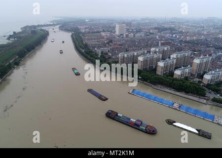 Yangzh, Yangzh, China. 26 Mai, 2018. Yangzhou, China-26.Mai 2018: Die zhenguo Tempel auf einer Insel in Beijing-Hangzhou Grand Canal in Yangzhou befindet, der ostchinesischen Provinz Jiangsu. Credit: SIPA Asien/ZUMA Draht/Alamy leben Nachrichten Stockfoto