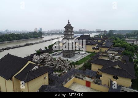 Yangzh, Yangzh, China. 26 Mai, 2018. Yangzhou, China-26.Mai 2018: Die zhenguo Tempel auf einer Insel in Beijing-Hangzhou Grand Canal in Yangzhou befindet, der ostchinesischen Provinz Jiangsu. Credit: SIPA Asien/ZUMA Draht/Alamy leben Nachrichten Stockfoto