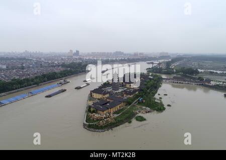 Yangzh, Yangzh, China. 26 Mai, 2018. Yangzhou, China-26.Mai 2018: Die zhenguo Tempel auf einer Insel in Beijing-Hangzhou Grand Canal in Yangzhou befindet, der ostchinesischen Provinz Jiangsu. Credit: SIPA Asien/ZUMA Draht/Alamy leben Nachrichten Stockfoto