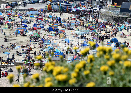 Lyme Regis, Großbritannien. 28. Mai 2018. Bank Urlaub Wetter in Lyme Regis, Dorset. Credit: Finnbarr Webster/Alamy leben Nachrichten Stockfoto