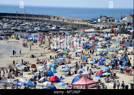 Lyme Regis, Großbritannien. 28. Mai 2018. Bank Urlaub Wetter in Lyme Regis, Dorset. Credit: Finnbarr Webster/Alamy leben Nachrichten Stockfoto