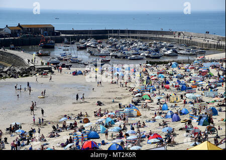 Lyme Regis, Großbritannien. 28. Mai 2018. Bank Urlaub Wetter in Lyme Regis, Dorset. Credit: Finnbarr Webster/Alamy leben Nachrichten Stockfoto
