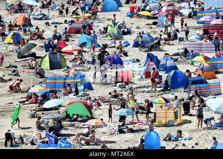 Lyme Regis, Großbritannien. 28. Mai 2018. Bank Urlaub Wetter in Lyme Regis, Dorset. Credit: Finnbarr Webster/Alamy leben Nachrichten Stockfoto