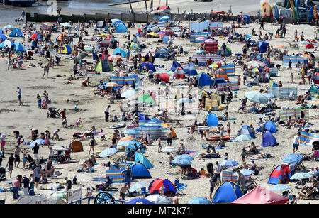 Lyme Regis, Großbritannien. 28. Mai 2018. Bank Urlaub Wetter in Lyme Regis, Dorset. Credit: Finnbarr Webster/Alamy leben Nachrichten Stockfoto