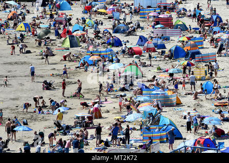 Lyme Regis, Großbritannien. 28. Mai 2018. Bank Urlaub Wetter in Lyme Regis, Dorset. Credit: Finnbarr Webster/Alamy leben Nachrichten Stockfoto